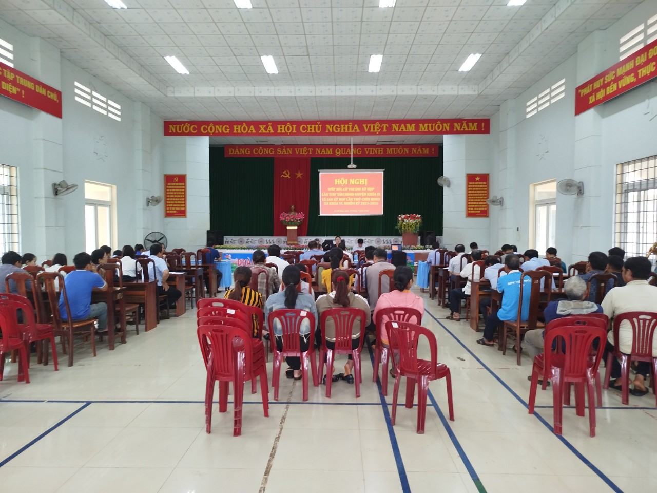 Hội nghị tiếp xúc cử tri sau Kỳ họp thứ Tám HĐND huyện Cư M'gar và sau Kỳ họp thứ Chín HĐND xã tại Nhà văn hóa xã Ea H’đing